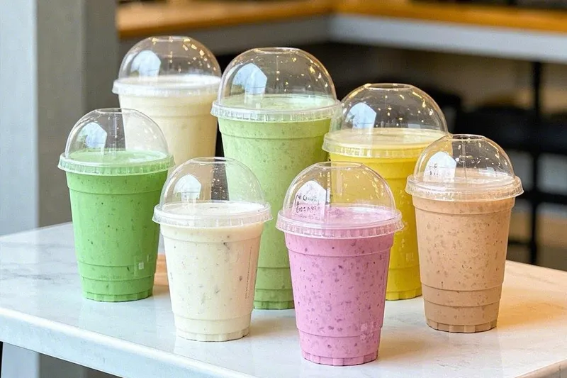 Welke factoren beïnvloeden de degradatietijd van PLA-bekers voor koude dranken?