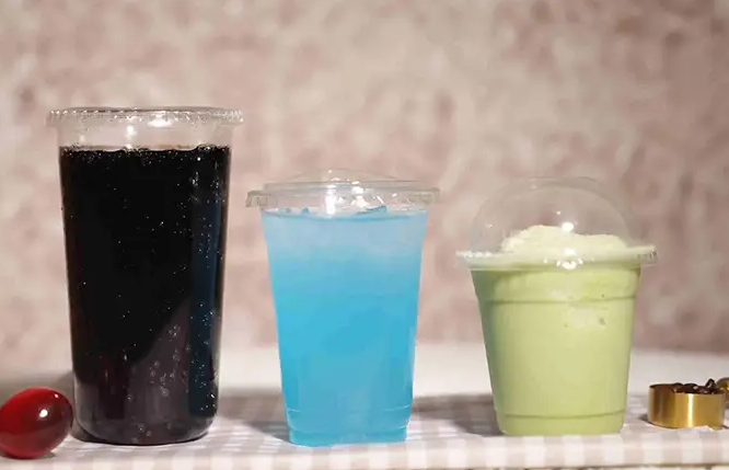 Aan welke voedselnormen moeten PLA-kouddrankbekers voldoen tijdens de productie?